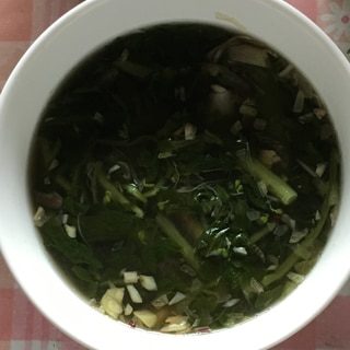 葉大根、ブロッコリースプラウト、椎茸粉のスープ